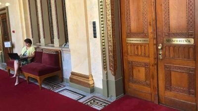 Már a következő váratlan húzását tervezi az Orbán irodája előtt táborozó jobbikos képviselő