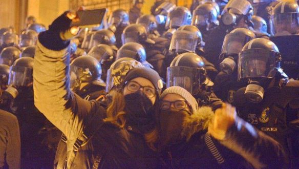 Szelfik, karácsonyi hangulat, paprikaspray: ilyen volt a csütörtöki tüntetés a rabszolgatörvény ellen