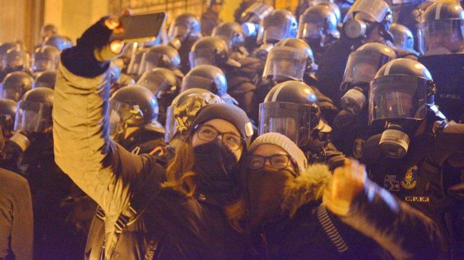 Szelfik, karácsonyi hangulat, paprikaspray: ilyen volt a csütörtöki tüntetés a rabszolgatörvény ellen