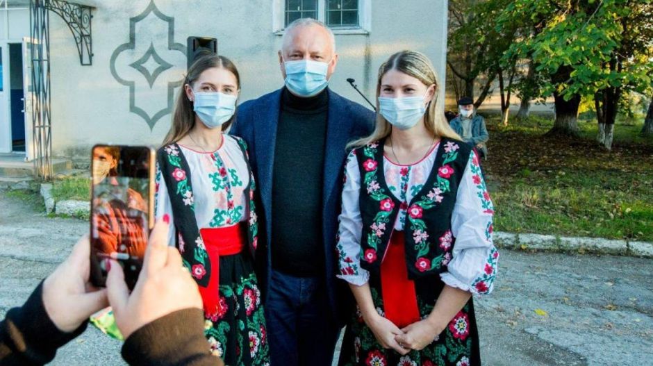 EU- és Románia-párti kihívója lesz Moldova regnáló elnökének a második fordulóban