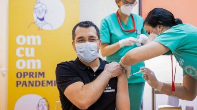 Újból nekifutnak a tanárok beoltásának Romániában, két hét alatt ütnék nyélbe a dolgot 