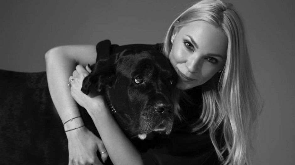 Úgy megharagudott Strache felesége az FPÖ-re, hogy be sem ül a parlamentbe