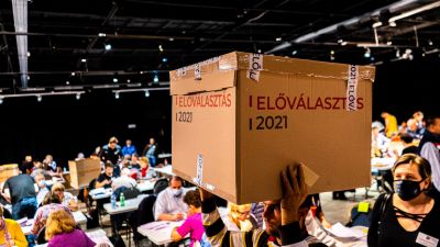 Péntekre virradóra lettek meg az előválasztás hivatalos eredményei: élőben követtük az eseményeket!