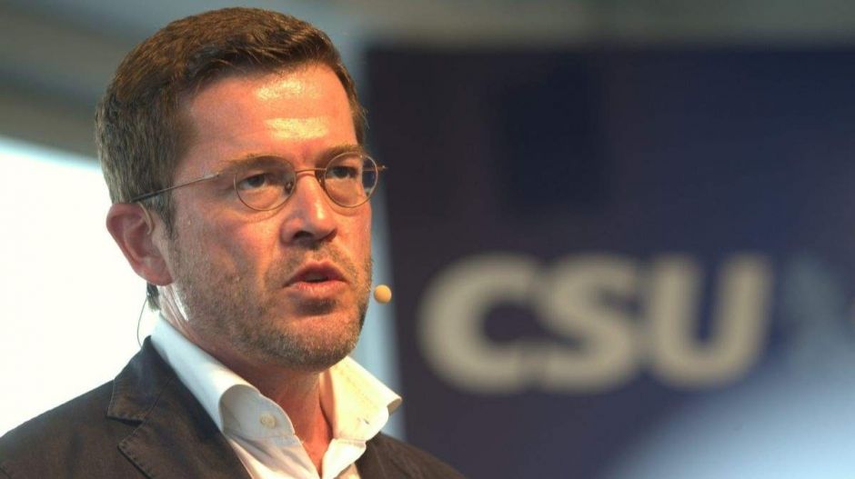 Majdnem tíz év után ledoktorált a plágiumbotrányba belebukott volt német védelmi miniszter