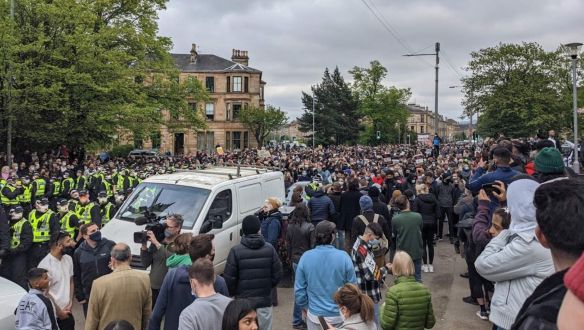 A testükkel akadályozták meg a glasgowiak, hogy a brit bevándorlásiak deportáljanak két muszlimot