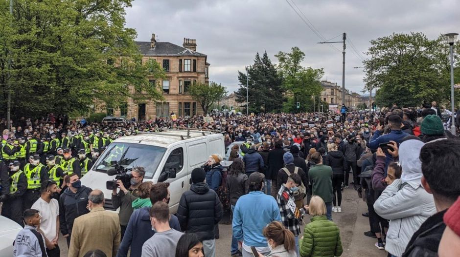 A testükkel akadályozták meg a glasgowiak, hogy a brit bevándorlásiak deportáljanak két muszlimot