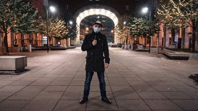 Futárok, rendőrök, újságírók és konteósok veszik át a hatalmat este