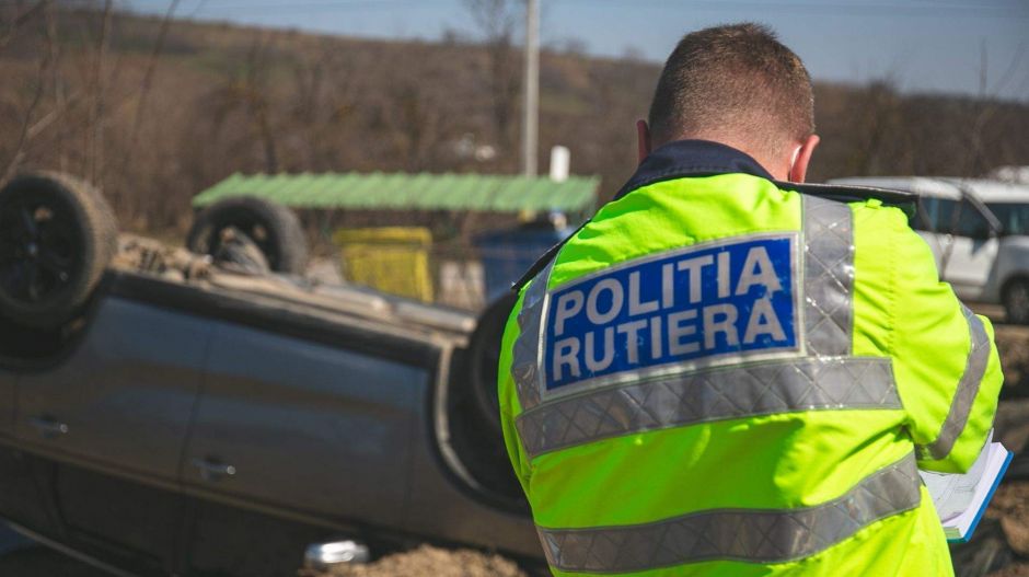 Rendőrautóval vittek egy férfit a rendőrök ATM-hez Romániában, hogy az lefizethesse őket