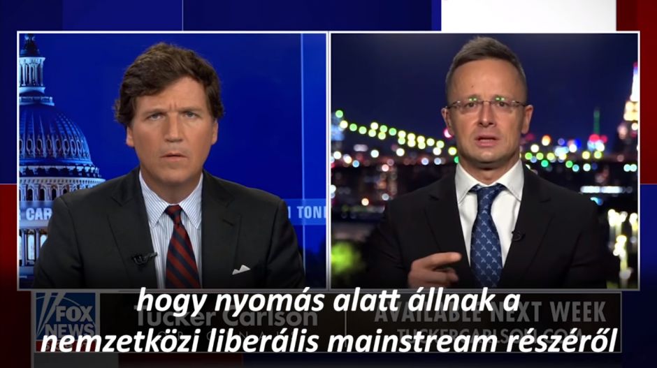 Szijjártó coming outolt a Fox Newson, hogy nem diplomata, Tucker Carlson pedig elalélt a magyar határkerítéstől
