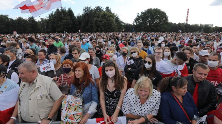 Így tüntetnek egy diktatúrában: 65 ezren voltak egy Lukasenka elleni gyűlésen