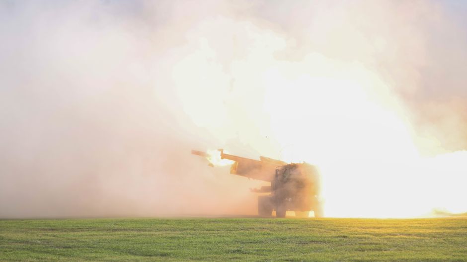 Miközben Putyin fenyegetőzött, a britek gyorsan útnak is indítottak néhány rakéta-sorozatvetőt