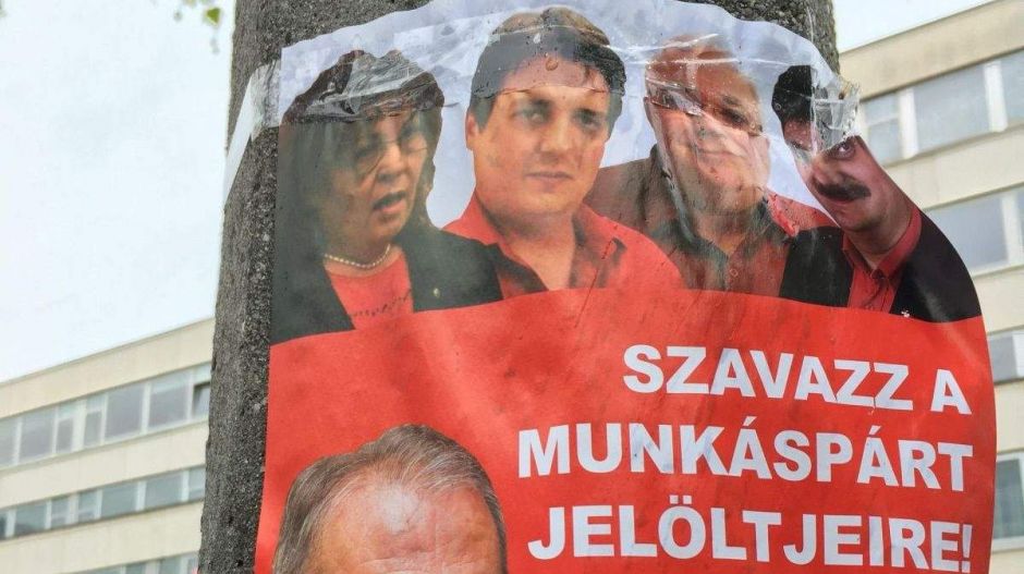 Univerzális plakáttal kampányol Salgótarjánban a kádárista Munkáspárt