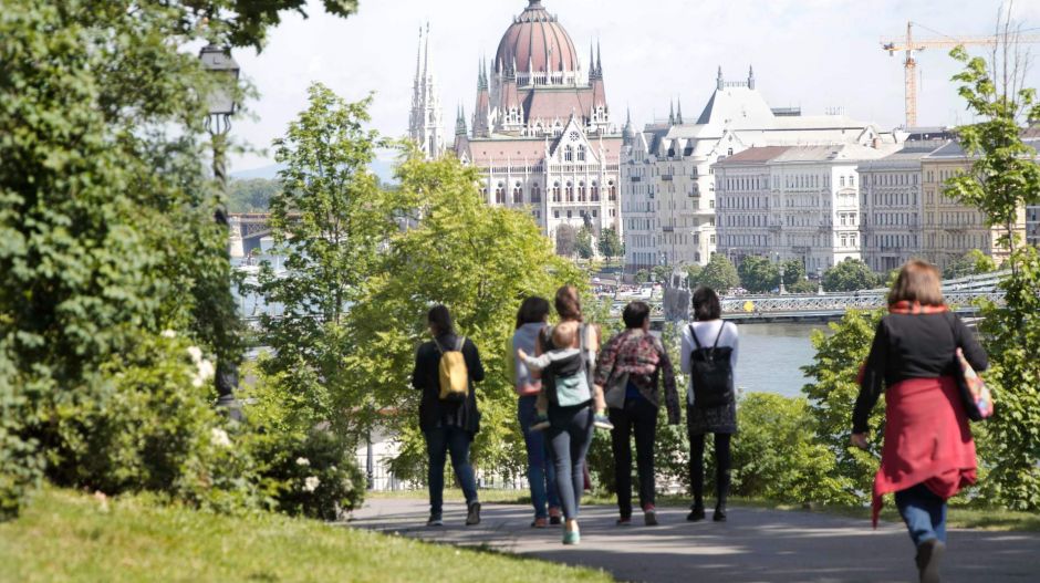Turizmusból élnek, nem érdekli őket az online, alig érinti a piacukat a járvány
