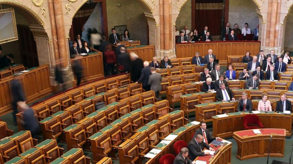 Kiröhögték a fideszesek a parlamentből kivonuló ellenzéket