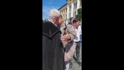 Balog Zoltán arcra adott csókkal békített meg egy román nacionalistát