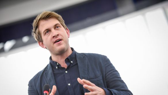 Zöld EP-képviselő az Azonnalinak: Nőni fognak a benzin- és a rezsiárak Von der Leyenék miatt