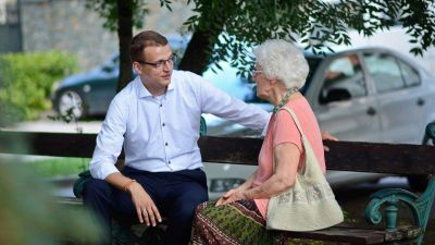 Névre szóló sör- és virslikuponnal csábít lakossági fórumjára Miskolc fideszes polgármesterjelöltje