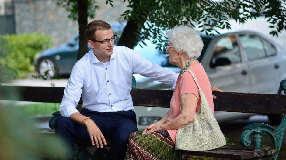 Névre szóló sör- és virslikuponnal csábít lakossági fórumjára Miskolc fideszes polgármesterjelöltje