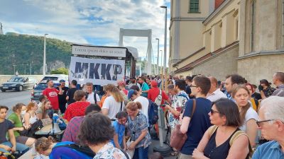 Elnézést kért a Kutyapárt a rendőröktől a pár idióta tüntető miatt