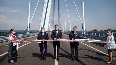 Az Orbán és Matovič által átadott komáromi Duna-hídnak a szlovák oldalon alig van értelme