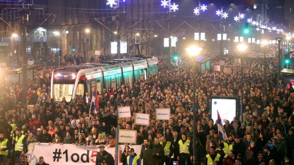 A nyugat-balkáni ellenzék jó része nem ül be a parlamentbe, Brüsszelnek ez nem tetszik