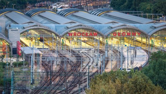 Összeomlott a vasúti közlekedés Lengyelországban, kibertámadás lehet a háttérben