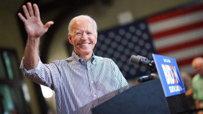 Joe Biden egy 83 éves férfit nyomna le fekvőtámaszban