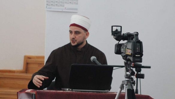 Elbocsátottak egy koszovói imámot, mert kiállt az evolúció létezése mellett 