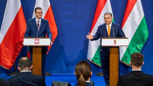 A Freedom House szerint a magyar és a lengyel kormány demokráciaellenes gyakorlatokat exportál