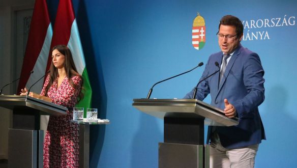 Gulyás Gergely: Ne tagadjuk meg a román szélsőjobboldali vezértől, hogy a román Orbánnak nevezze magát