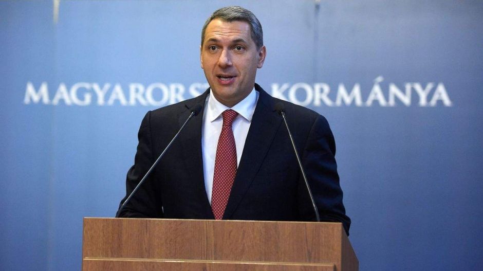 Lázár János elmagyarázta, miért megy elébe a kormány a neki nem fekvő népszavazásoknak
