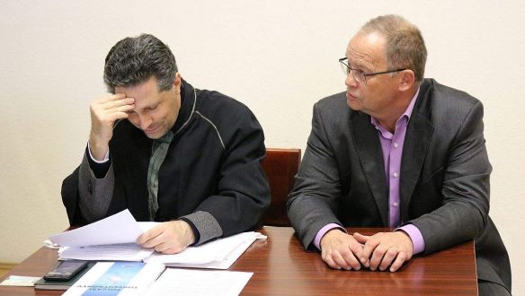Mit keres Szanyi Tibor és Schiffer András együtt egy tárgyalóteremben?