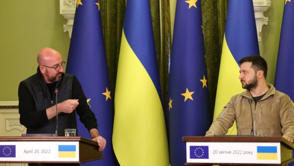 A történelem nem felejti el a háborús bűncselekményeket – Charles Michel Kijevben