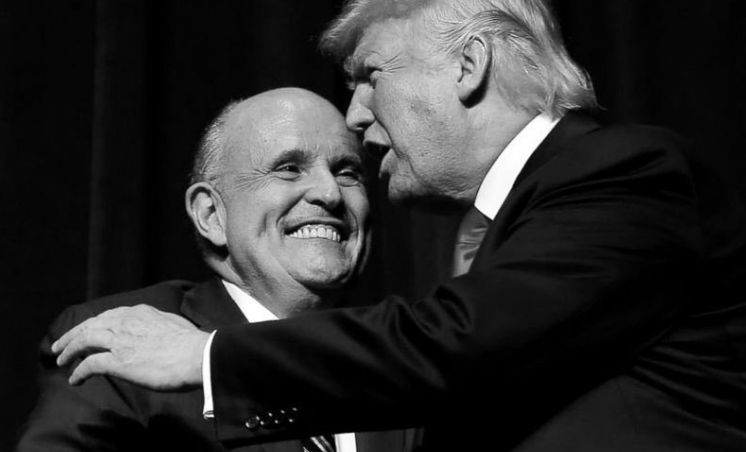 Kiborultak az amerikai Álarcos énekes zsűritagjai, amikor kiderült, Donald Trump ügyvédje van a maszk alatt