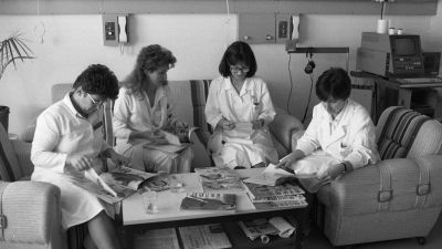 Az oltópontok orvosaira mutogat a kormányhivatal a külföldiek védettségi igazolványa miatt