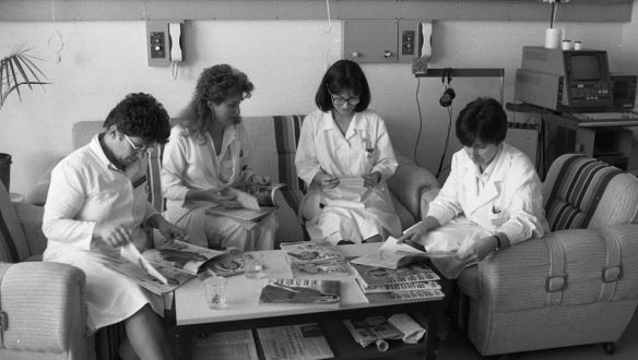 Az oltópontok orvosaira mutogat a kormányhivatal a külföldiek védettségi igazolványa miatt