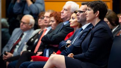 Ennyire konkrét dolgokat akar a DK, amikor független szakértők kezébe adná a védekezés irányítását