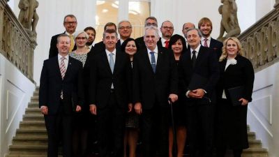A cseh komcsik újra zsaroló üzemmódba álltak: három miniszter távozását kérik