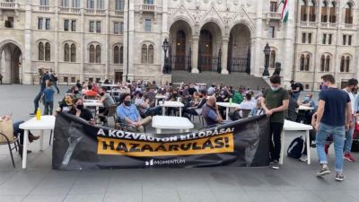 „Teraszt” nyitott a Momentum a Kossuth téren