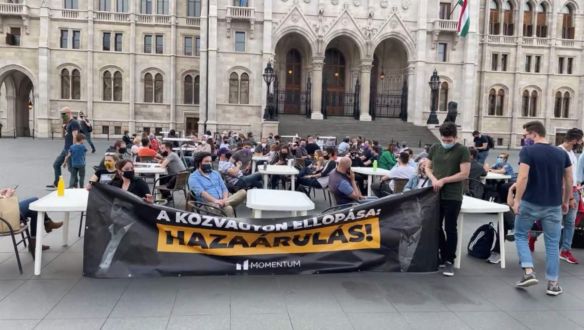 „Teraszt” nyitott a Momentum a Kossuth téren