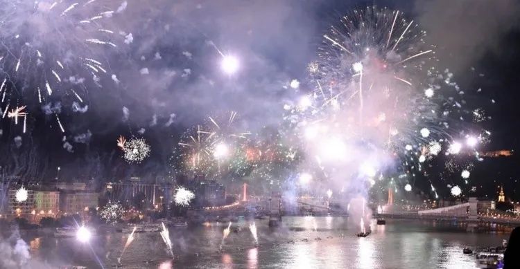 Sorra mondják le a vidéki városok az ünnepi tűzijátékot pénzhiány miatt, köztük fideszes vezetésűek is