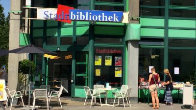 Négy rendőr vezetett ki egy müncheni könyvtárból egy nyugdíjast, amiért a covid miatt előírt térdelés helyett leült egy székre