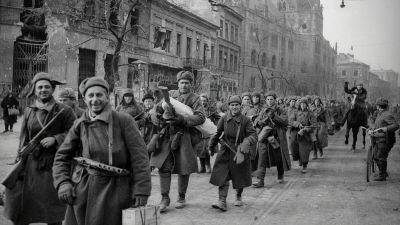 Harminc éve nem ünnepeljük április 4-ét, de a nyomai még velünk vannak