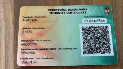 Itt a magyar védettségi igazolvány: már kipostázták, de még nem tudni, mire lesz jó