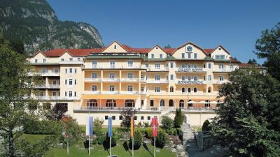 Egyre kínosabb Németországnak, hogy náluk bujkál a thai király, aki ellen otthon tüntetések indultak