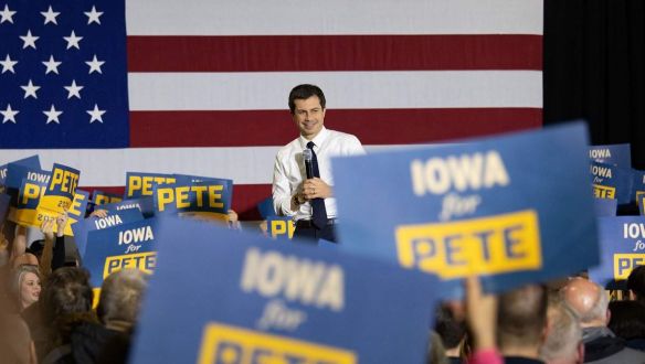 A centrista Buttigieg vezet Iowában, Sanders lohol a nyakában