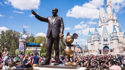 Döbbenet, de az emberek tényleg szétszórják szeretteik hamvait Disneylandben