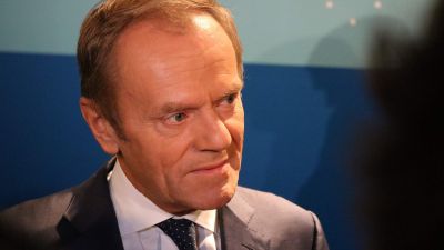 Kitüntetik Donald Tuskot azzal a román érdemrenddel, amit Tőkés Lászlótól elvettek