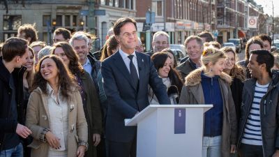 Hollandia nem áll teljesen le, mert eleve évekig elhúzódó járvánnyal számol