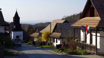 Ilyen az üres Hollókő, ahol idén turisták nélkül lesz locsolkodás – már ha lesz